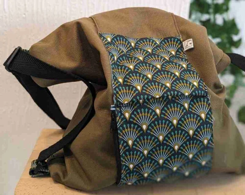 bolso y mochila, verde loneta con detalles