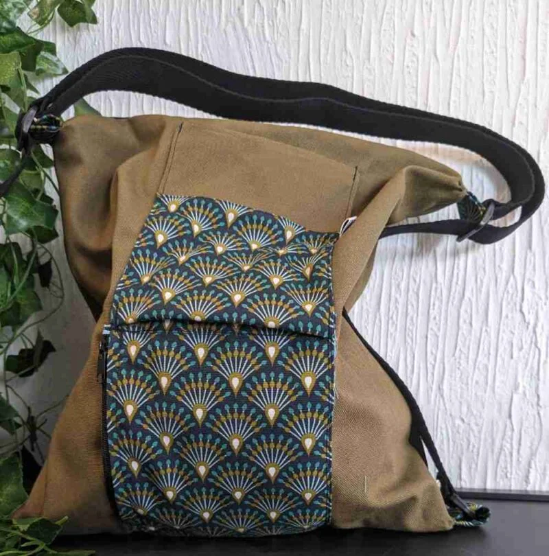 bolso y mochila, verde loneta con detalles