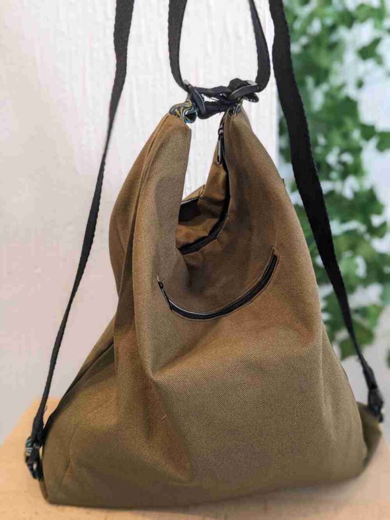 bolso y mochila, verde loneta con detalles